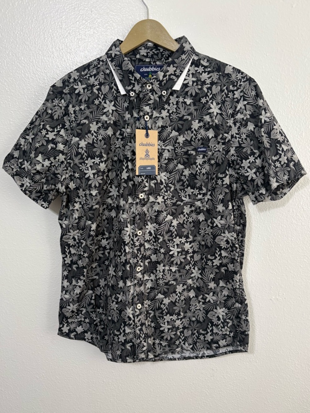 Chubbies Size Large Gray Floral The Barrier Reefs Short Sleeve shirt